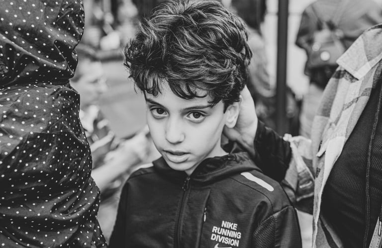 Portrait intense d'une garçon dans les rues de Genève par Zohra Elmes