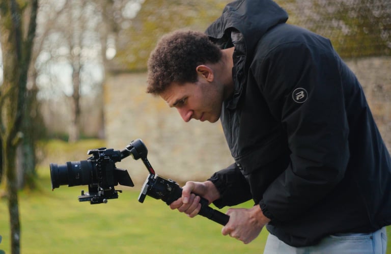 Vidéaste professionnel de mariage en action à Brest