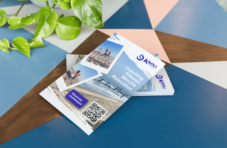 Identité visuelle affichant des flyers de coach fitness pour la remise en forme à la plage.