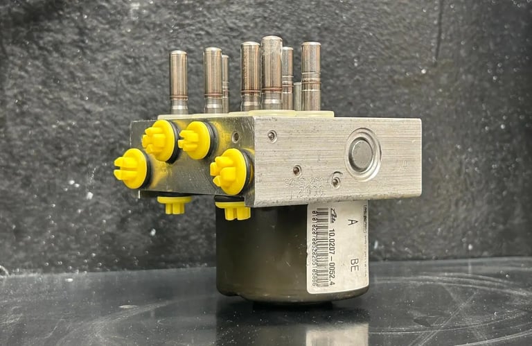 ABS Descubierto mostrando solo su parte hidraulica totalmente reparada por Clairicar en el Laboratorio