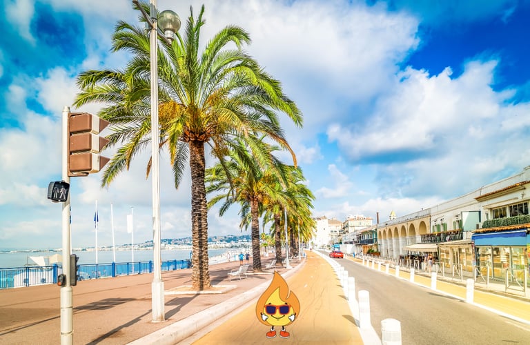 Maxima la petite flamme se promène a la plage de Nice