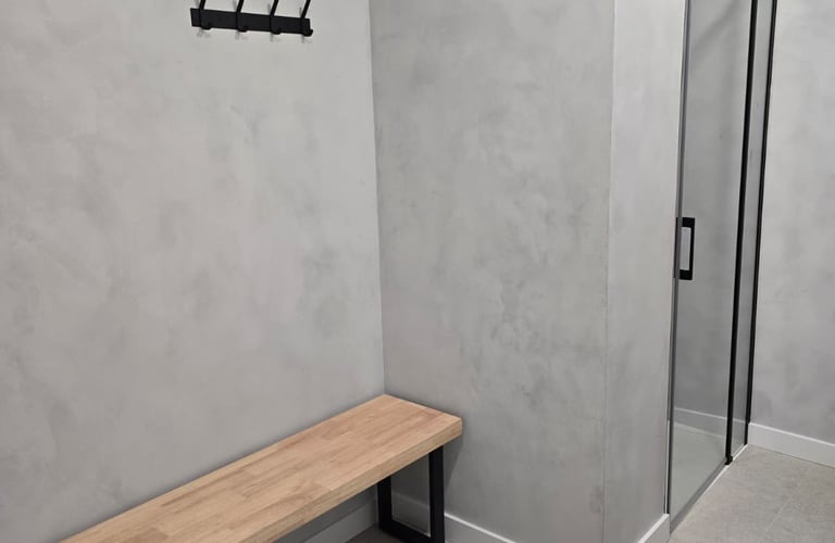 Vestuarios y duchas en Ikaika Salud Albacete, modernos y confortables para pacientes.