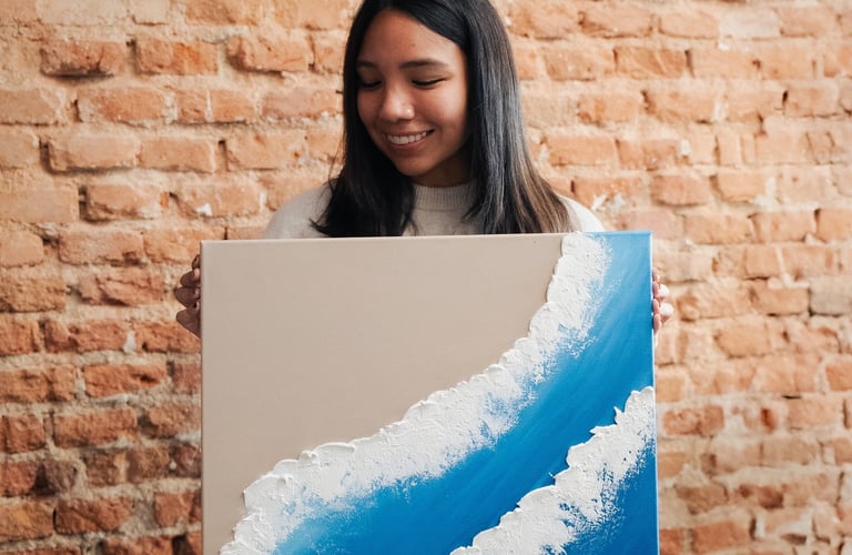 chica creando arte texturizado estilo océano en taller creativo en MadridI’m