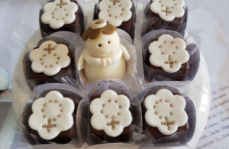 lembrancinhas de chocolate para batismo religioso com detalhes de rosário dourado comestível e cober