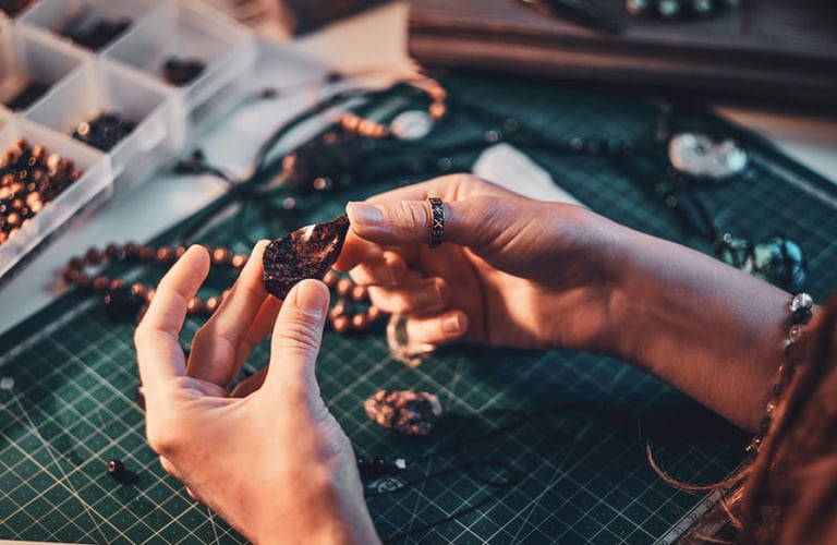 Artesana observando una de las piedras preciosas mexicanas en el taller.