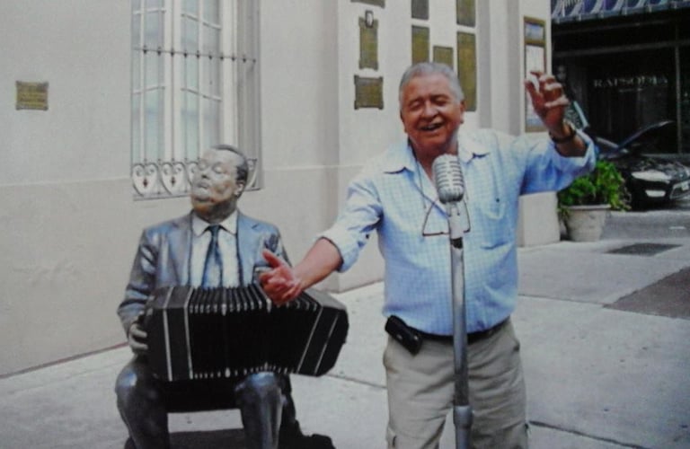 Postal del Escritor Ramón H. Romero en Buenos Aires: Un Micrófono y un Acordeonista.