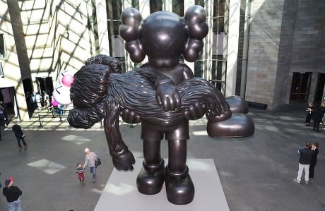 KAWS é um exemplo vivo de como a paixão, combinada com visão estratégica, pode redefinir a arte