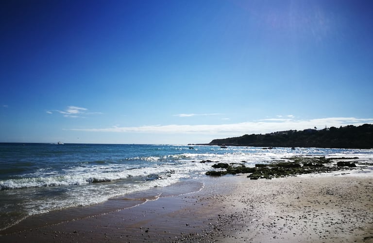 mooie zee met zandstrand bij Olhos do a'qua