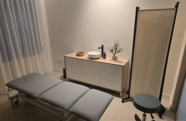 Sala de tratamiento de fisioterapia en Ikaika Salud Albacete, espacio privado y cómodo para terapias