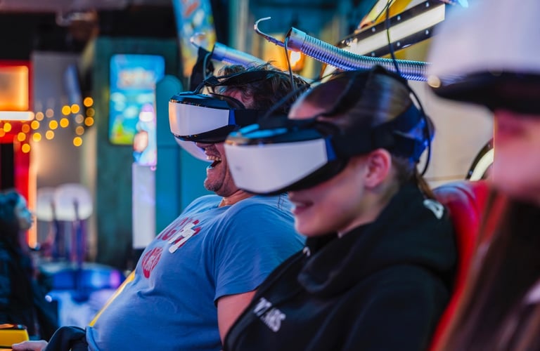 homme riant en testant un jeu de réalité virtuelle
