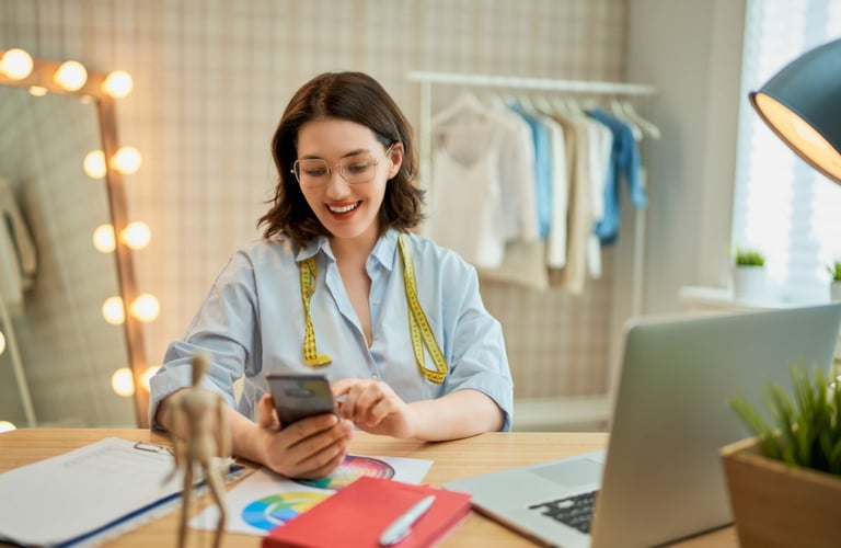 imagem de uma empreendedora fazendo cálculos financeiros.