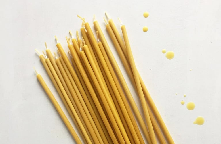 En bunt med tynne bivokslys på bordet