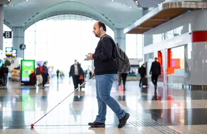 Bandes podotactiles Kobraflor pour accessibilité PMR et guidage au sol