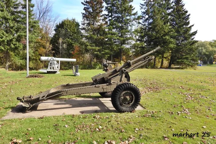 Deux canons offerts par le Musée du Royal 22e Régiment identifient le secteur militaire à l'est, le 13 septembre 2003. C'est