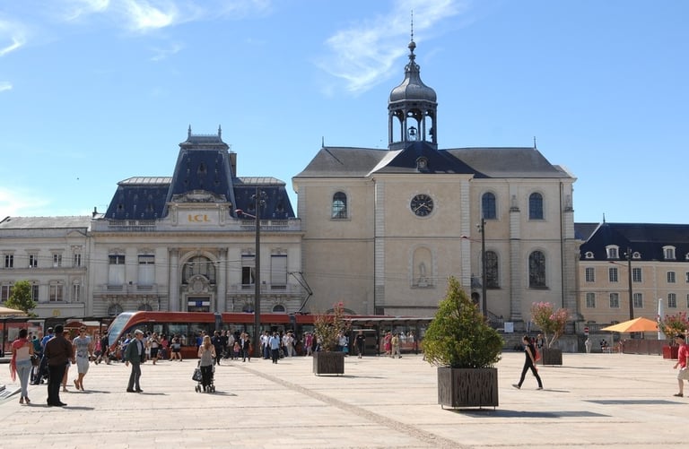 alt="image montrant la place de la république "au Mans