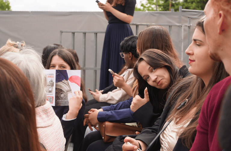 jeunes de néoléa à la courneuve travaillant sur la résistance au défilé du 14 juillet 2024