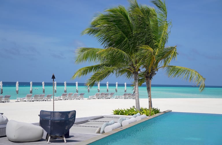 Four Seasons Landaa Giraavaru Maldives blu pool