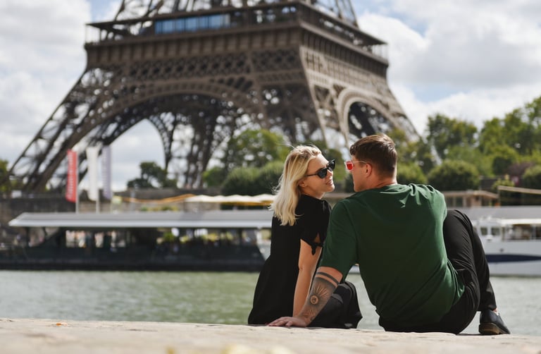 A Paris face à la tour Eiffel, deux amoureux sont assis sur les bords de Seine