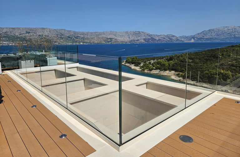 Staklena ograda montirana u profile na Jadranskoj obali