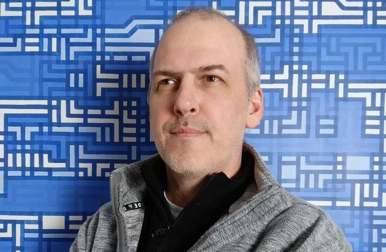 artiste devant son oeuvre, le regard vers l'horizon