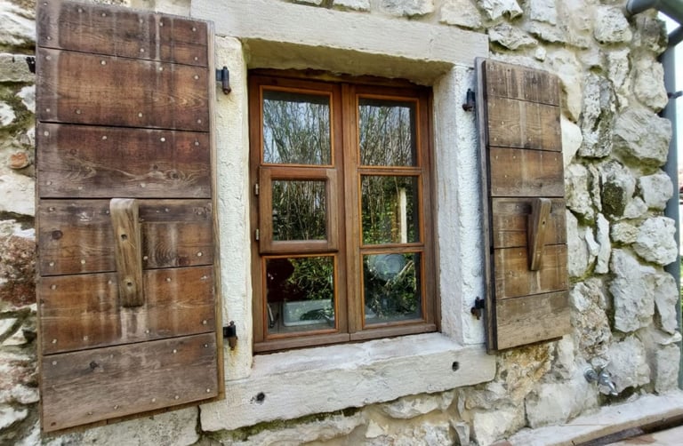 janela com esquadrias de pedra nova no Centro de Criação em Susak, Croácia