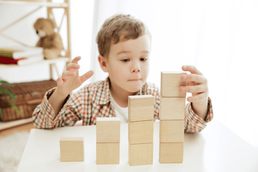 image d'un enfant jouant avec des cubes en bois