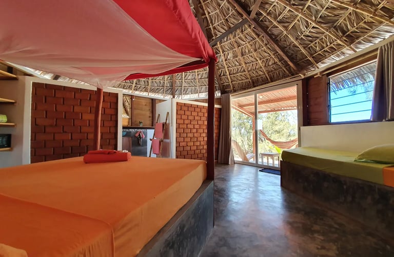 Bungalows en bord de mer à Ocean Lodge dans la baie de Sakalava près de Diego-Suarez