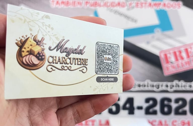 Reseña de Maydel Charcuterie con foto del producto final: tarjeta de presentación y diseño de logo.