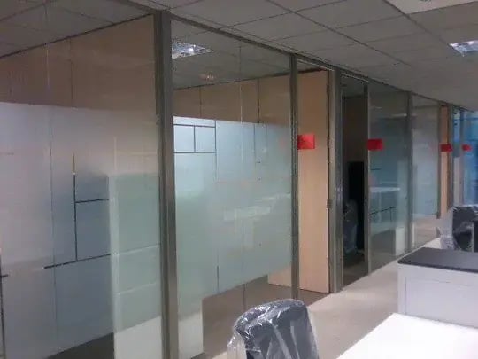 Mamparas divisorias para oficinas en cristal laminar, divisiones interiores con módulos en melamina