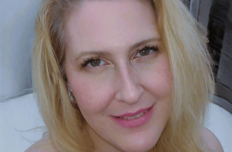 Simone the Hotwife - looking innocent