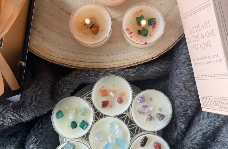 des bougies avec des pierres naturelles énergétiques, fait de manière artisanale