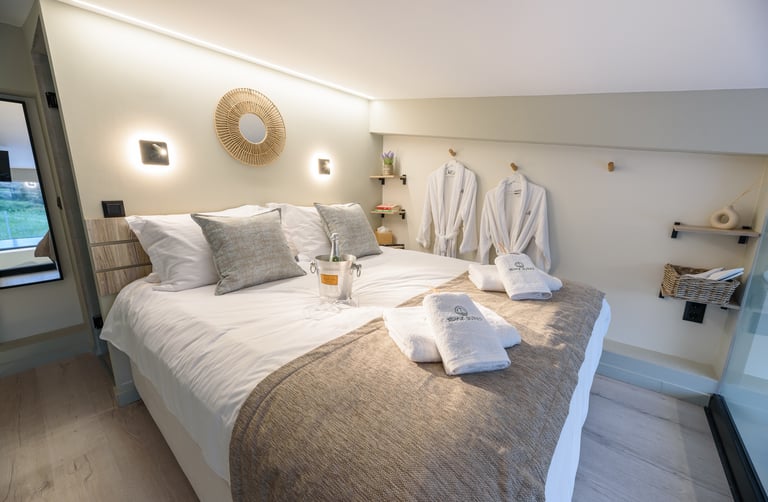 Bedroom, King size bed, bathrobes, 2 bathrooms