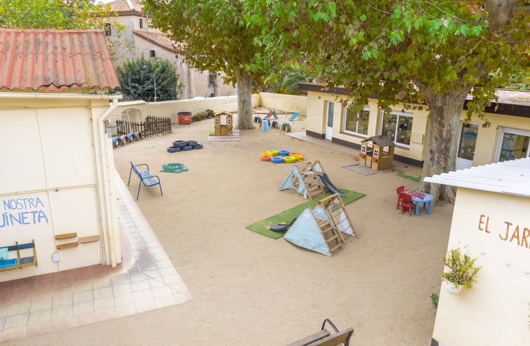 Pati de l’Escola El Campanar, escola bressol, amb natura i zones de joc