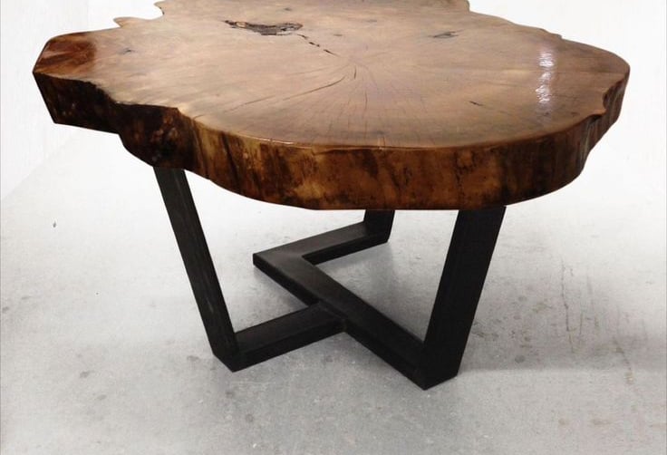 medinis-staliukas-metalines-kojos