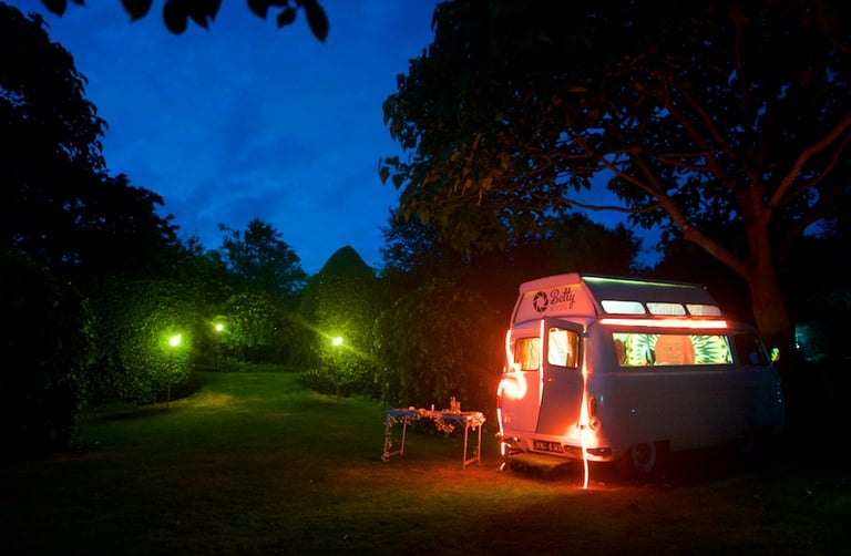 van rétro utilisé comme borne photo pour mariage ou fête