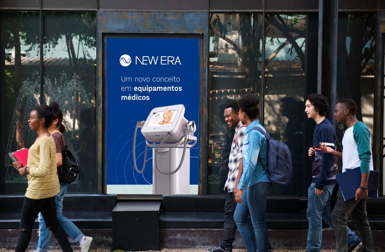 A imagem mostra um outdoor de parede com a identidade visual New Era