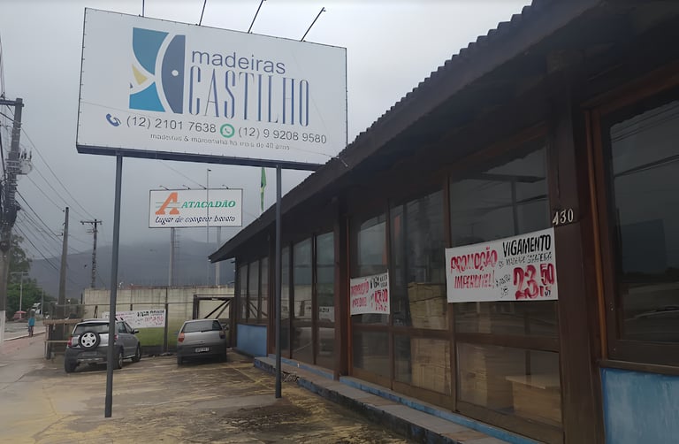 Fachada de uma loja de madeiras