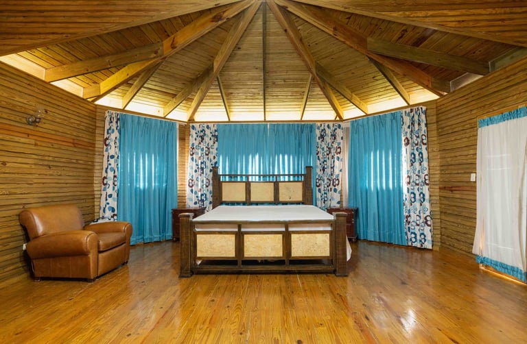 habitación principal de la villa presidencial Constanza con una cama muy amplia