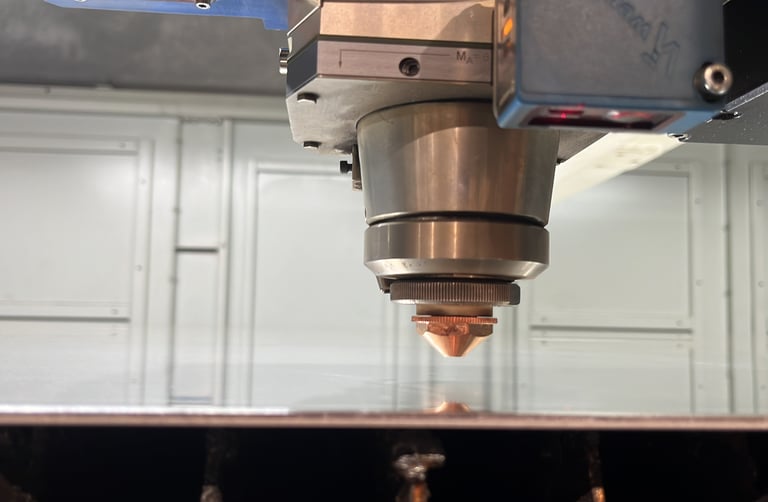 Tête de découpe laser en mouvement