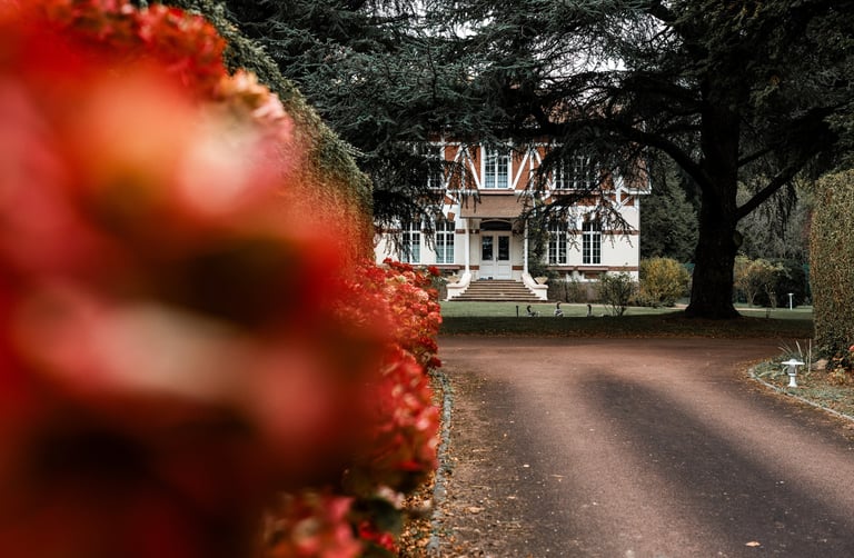 Une allée menant à une maison blanche et ocre
