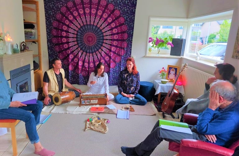 Satsang en mantra zingen in spiritueel centrum Malden