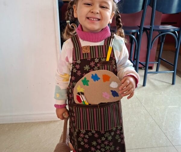 Avental infatil fácil de colocar e tirar, confortável e estiloso.