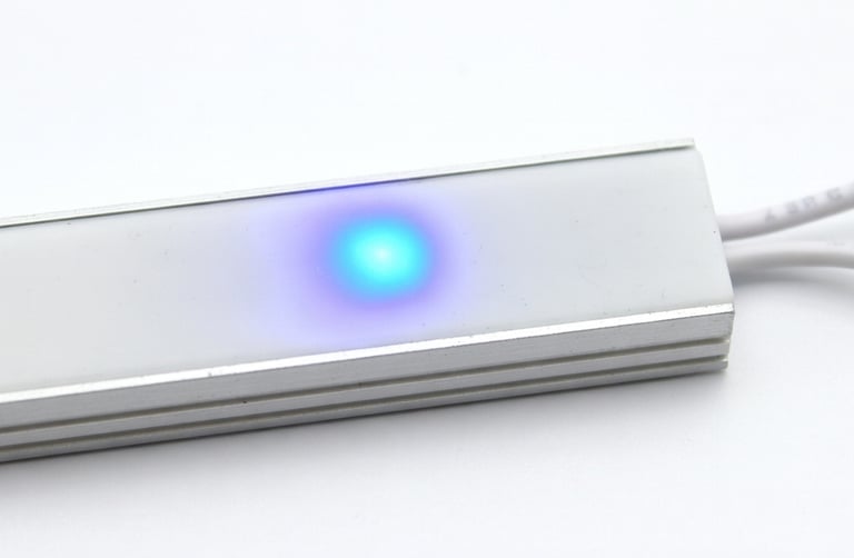 Sensor con indicador azul: punto luminoso para localización rápida en la oscuridad.