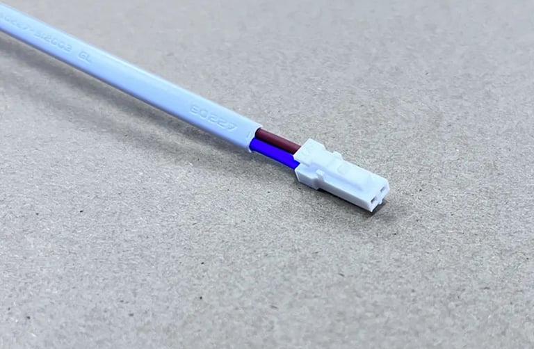 Distribuidor de 6 vías: permite alimentar hasta seis luminarias LED desde una única entrada.