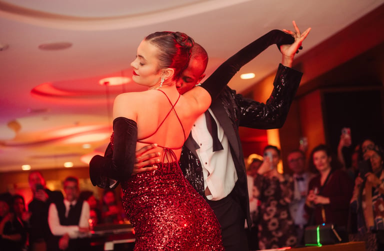 Danseurs professionnels durant la soirée de l'hôtel Renaissance Paris République