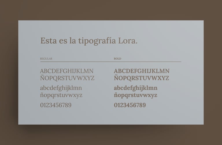 tarjeta sobre fondo marron con texto de tipografia lora
