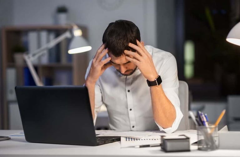 imagem de um executivo com problemas causados por golpes da internet.