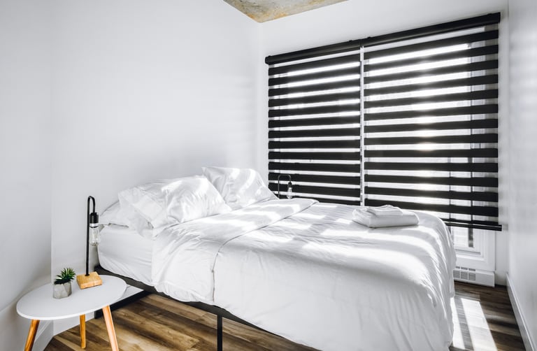 Chambre d'un Airbnb photographiée pour sa mise en ligne sur la plateforme