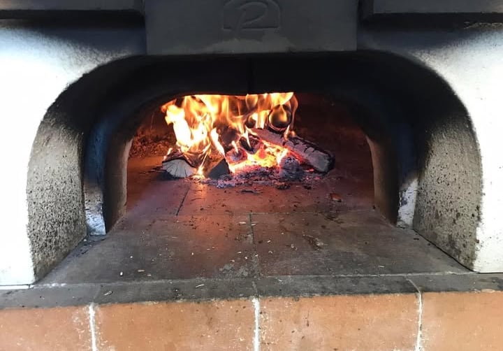 Feu de bois du four à pizza des Serres du Moulin