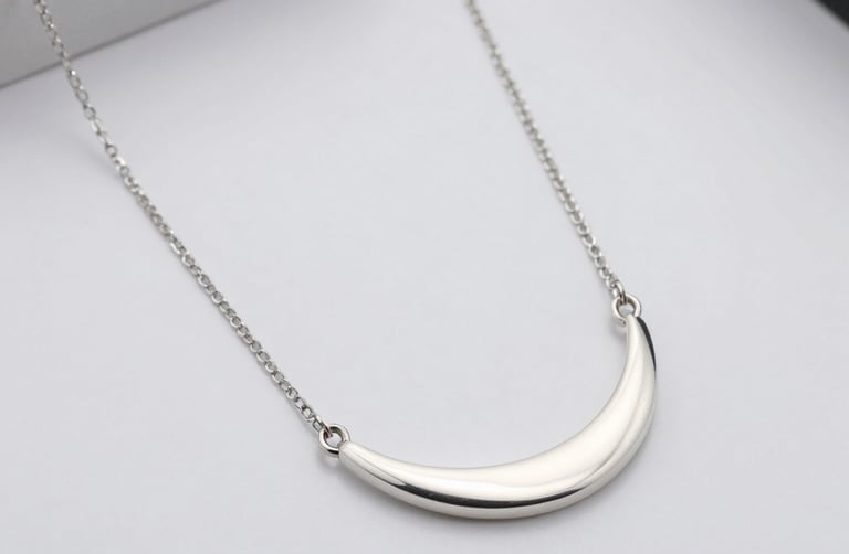 A set of semijoias featuring pearls and subtle green gemstones arranged artistically.